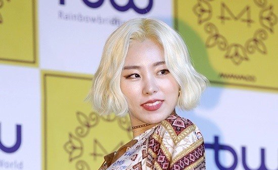 صورة [الآراء] ويين من مامامو اعتذرت لذكرها إعصار برابيرون للترويج لأغنية الفرقة الجديدة