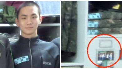 صورة المعجبون لاحظوا أن كي من شايني يضع صورة لكل أعضاء الفرقة الخمسة في خزانته بالجيش