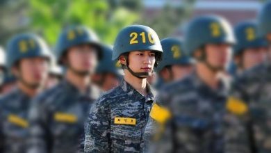 صورة مستخدمو الإنترنت أشادوا بوسامة مينهو البارزة حتى وهو في الجيش