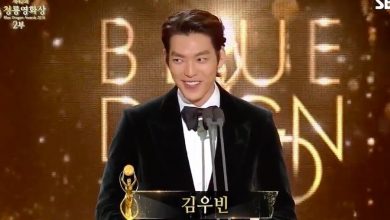 صورة كيم ووبين عاد بصحة جيدة بعد غياب دام أكثر من عامين في أول ظهور علني له في حفل جوائز أفلام التنين الأزرق