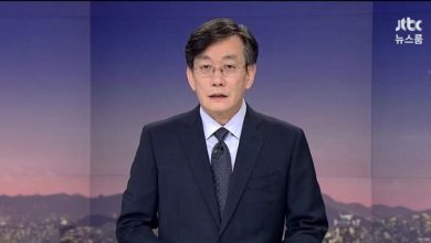 صورة الرئيس التنفيذي لقناة JTBC ظهر شخصيا على التلفاز حتى يقدم اعتذاره العلني لفرقة بانقتان ووكالة بيغ هيت الترفيهية