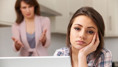 صورة [نقاش مستخدمي الإنترنت] هل أنا الوحيدة التي تملك هذه المشاعر المختلطة تجاه والدتها؟