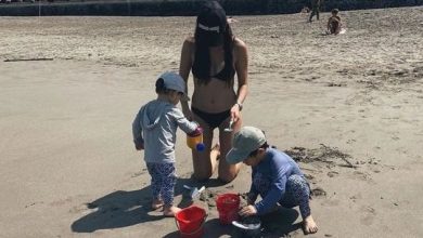 صورة [الآراء] كاهي تلقت إنتقادات لاذعة بعد مشاركتها بصورة لها مع أطفالها في الشاطئ بدلا من بقائها في المنزل