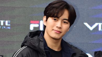 صورة هونغبين عضو فرقة فيكس + الوكالة المسؤولة عنه أصدروا اعتذار رسمي عن تعليقاته خلال بثه المباشر هو مخمور