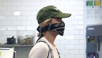 صورة [الآراء] الممثلة مارغوت روبي شوهدت وهي ترتدي وشاح كقناع مؤقت والذي يُظهر مدى تأزم الوضع في أمريكا