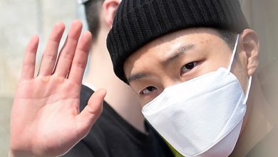 صورة لي سونغ هون عضو فرقة وينر بدأ تجنيده الإلزامي اليوم