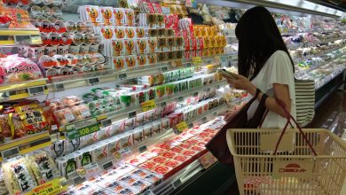 صورة مسؤول ياباني تلقى انتقادات لاذعة بعد أن اقترح أن يقوم الرجال فقط بالتسوق للبقالة خلال جائحة كورونا لأن النساء بطيئات جدا