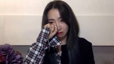 صورة [الآراء] مينزي بكت وهي تتحدث بصراحة عن الوقت العصيب الذي كانت تمر به خلال أول بث مباشر لها