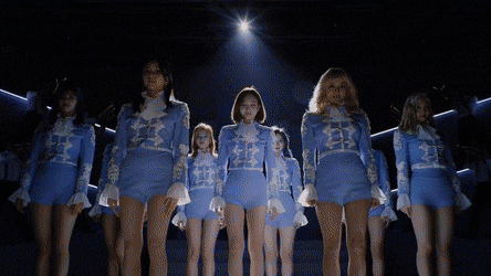 صورة [الآراء] توايس تلقين الإشادة على رقصهن المتزامن والمتقن في أغنيتهن اليابانية الجديدة Fanfare