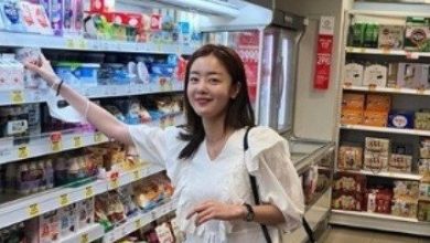 صورة [الآراء] هان سونهوا نشرت صور لنفسها وهي تتسوق في البقالة من دون قناع