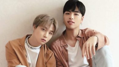 صورة جونهي وجينهوان من فرقة آيكون تعرضا لإصابات طفيفة بعد وقوعهما في حادث سير وهما راكبين مع شخص كان يقود السيارة وهو مخمور