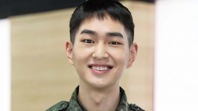 صورة أونيو عضو فرقة شايني أنهى خدمته العسكرية الإلزامية اليوم