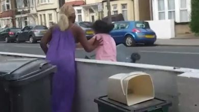 صورة انتشار فيديو لامرأة بريطانية سوداء تقوم بالاعتداء على جارتها اللاجئة من كوريا الشمالية بشكل متكرر مطالبة إياها بالعودة إلى دولتها